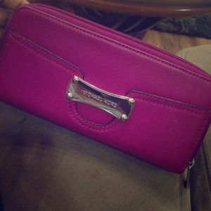 💗Michael Kors wallet 💗 Price is negotiable