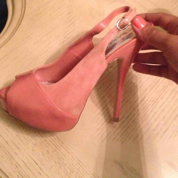 Very cute bakers coral heels