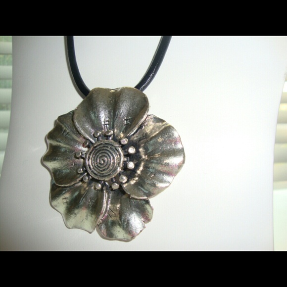 Flower Necklace - Picture 2 of 3