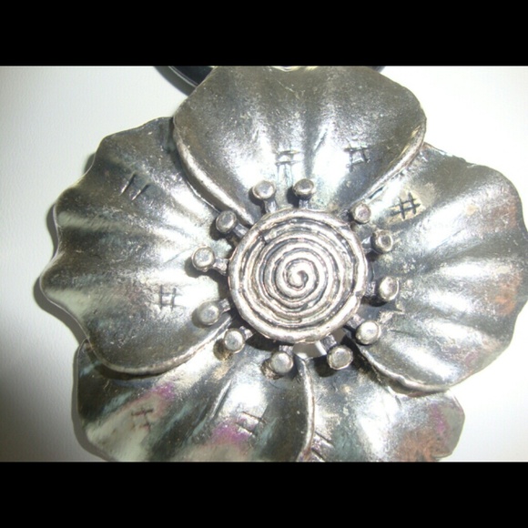 Flower Necklace - Picture 3 of 3