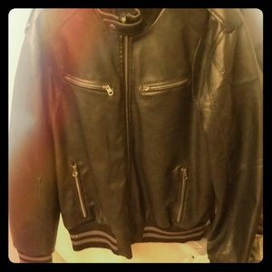 MEN'S BLACK LEATHER JACKET  SIZE MEDIUM