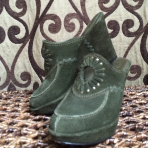 Beautiful Logan green FRYE suede shoe