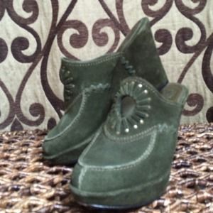 Beautiful Logan green FRYE suede shoe
