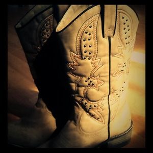 Super cute cowgirl boots!!! Price negotiable👢💜