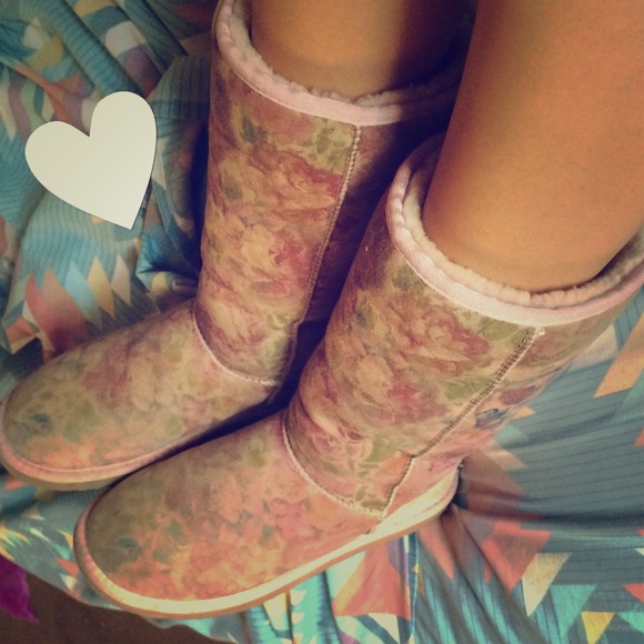 🌸FLORAL UGGS🌸