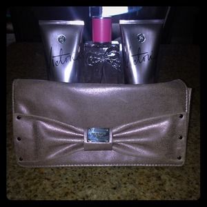Victoria's Secrets Victoria Gift Set with bag