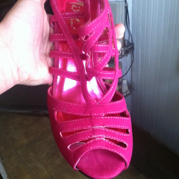Mizz Shuz Size 8 fuschia caged heels