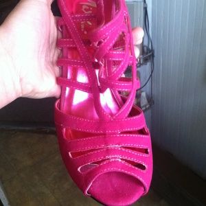 Mizz Shuz Size 8 fuschia caged heels