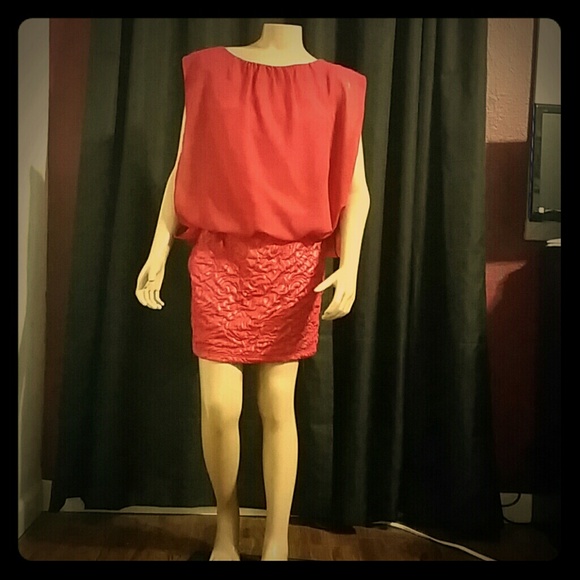 Red sleveless dress