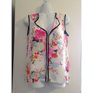 V-cut Sleeveless Floral Top!