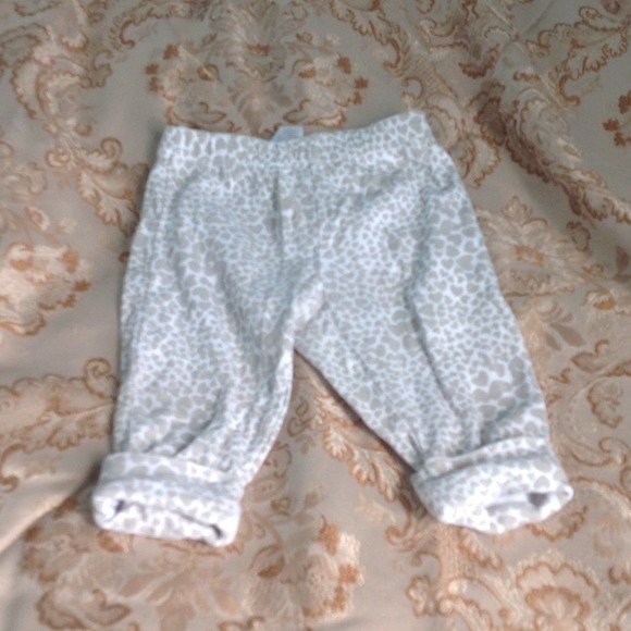 Super-cute giraffe print leggings for babies