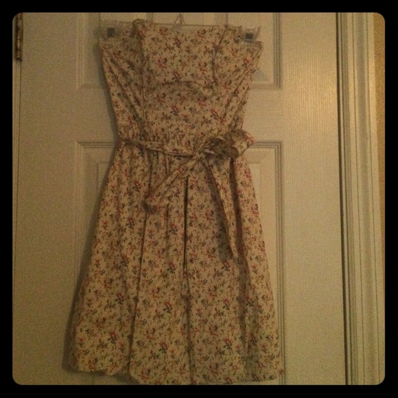 Dresses & Skirts - 🚫SOLD🚫Adorable floral strapless dress