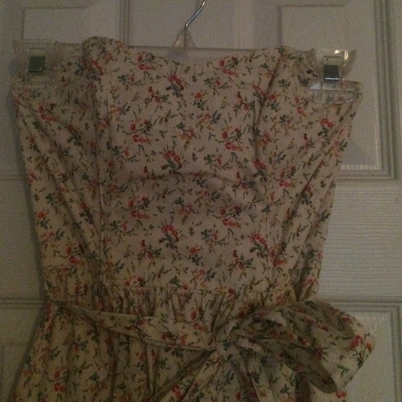 🚫SOLD🚫Adorable floral strapless dress - Picture 2 of 3