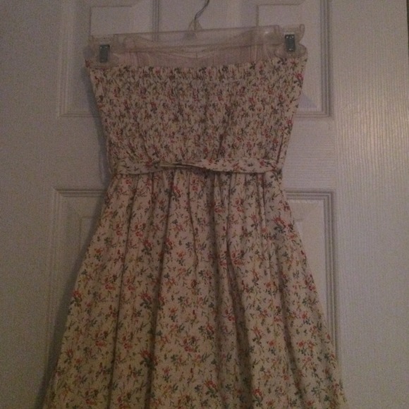 🚫SOLD🚫Adorable floral strapless dress - Picture 3 of 3