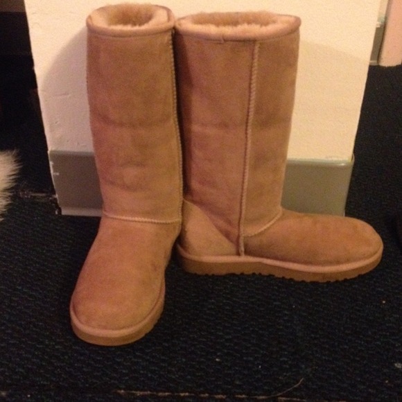 UGGS! - Picture 2 of 4