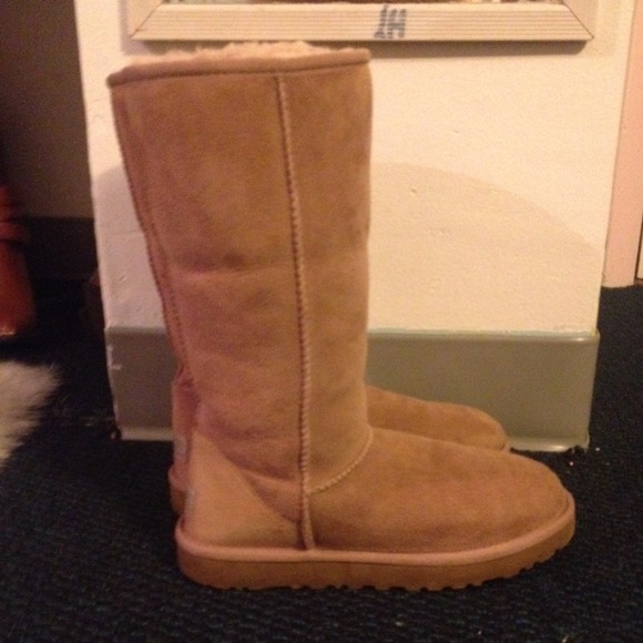UGGS! - Picture 4 of 4