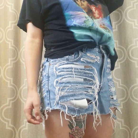 High waisted distressed Levis shorts