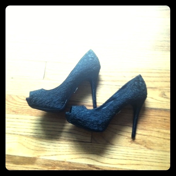 Lacey black vera wang pumps