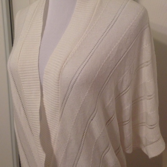 Studio Y White Short Sleeved Sweater Size XL - Picture 2 of 4