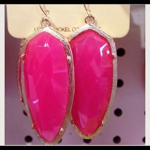 Kendra Scott inspired hot pink earrings!