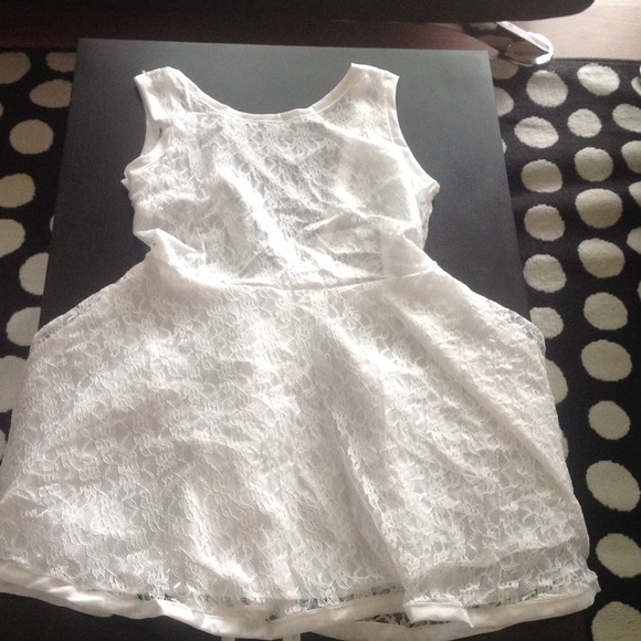 New! White Backless Lace Dress - Picture 4 of 4