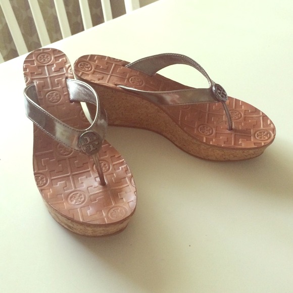 *REDUCED DUE TO DAMAGE* Tory burch sandals
