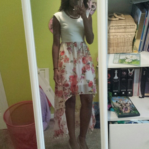 White and floral maxi dress - Picture 4 of 4
