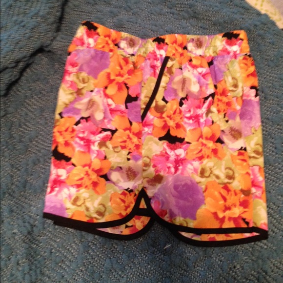 Bar III printed shorts - Picture 3 of 3