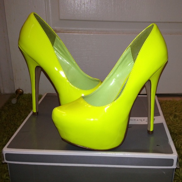 Yellow pumps! 😍
