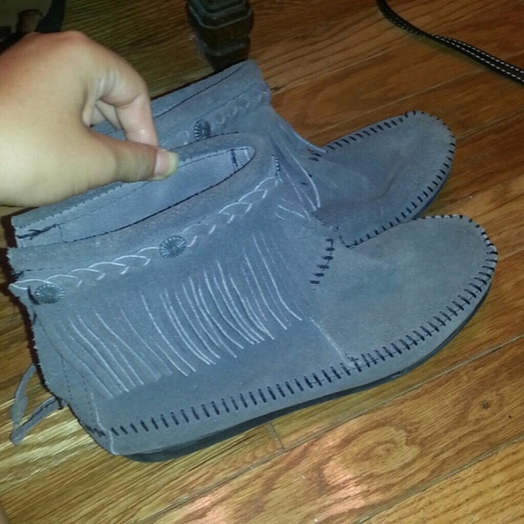 Authentic Minnetonka grey fringe ankle booties - Picture 2 of 3