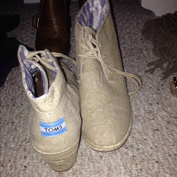 Like new toms wedges!