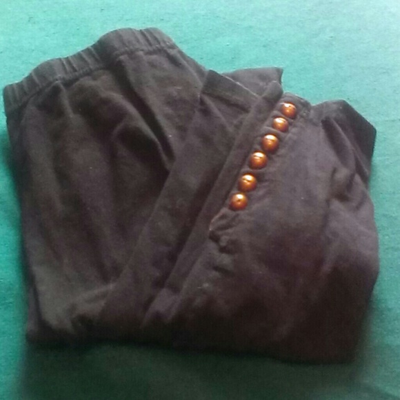 Leggings with buttons on ankles