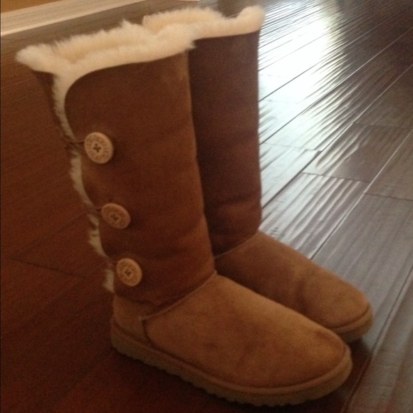 🌸RESERVED🌸 UGG Bailey Button Triplet Boot