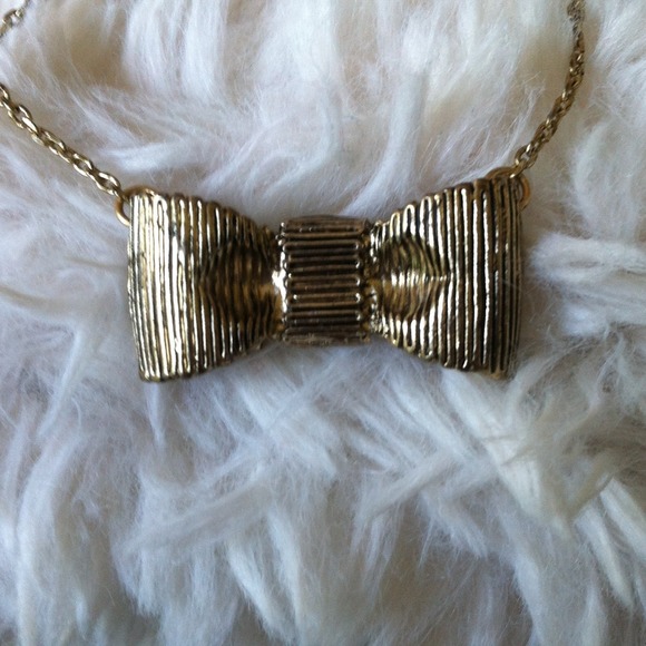 Golden bow necklace