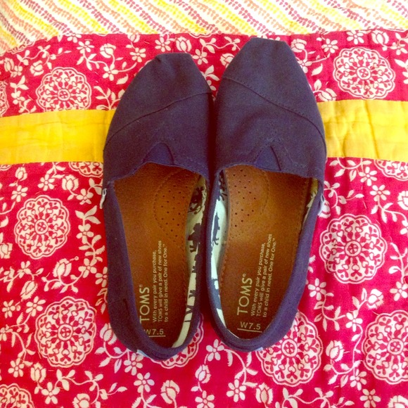 TOMS Classic Canvas Shoe in Navy Blue