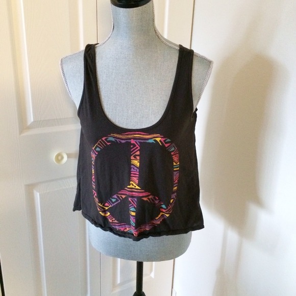Cropped Peace Sleeveless Shirt