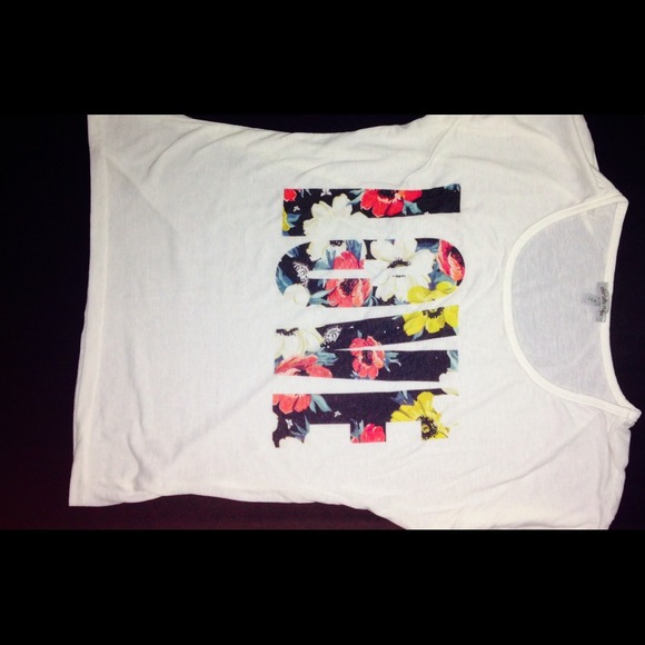 T-Shirt. - Picture 3 of 4