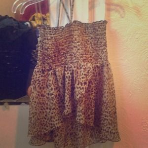 Super cute cropped cheetah shirt! ⭐️