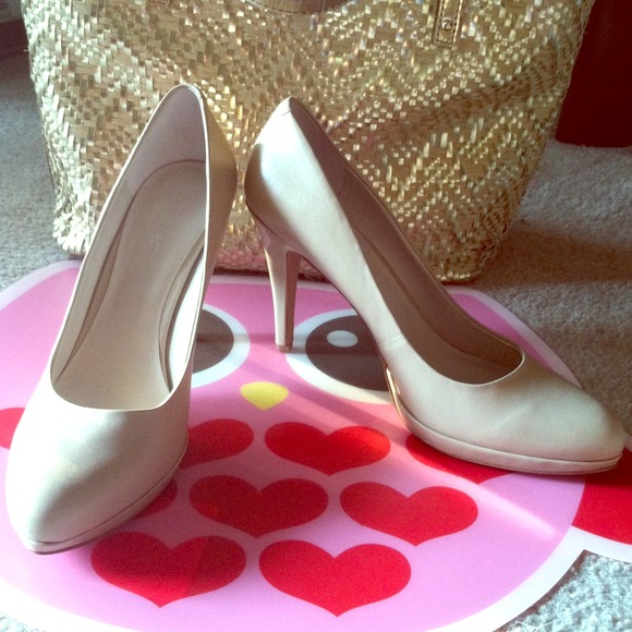 Nine West Nude pumps