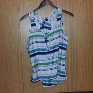 Sleeveless shirt.