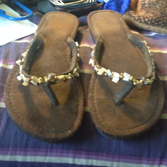 Suede brown sandals with shells