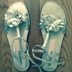 Via Spiga gold Tstrap sandals, sz 8.5