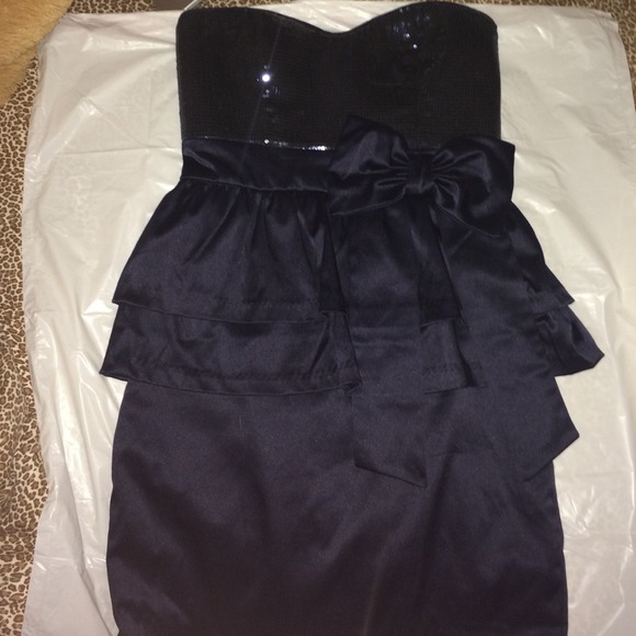 Short navy blue strapless dress