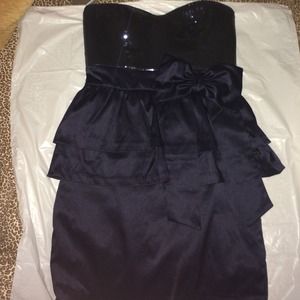 Short navy blue strapless dress
