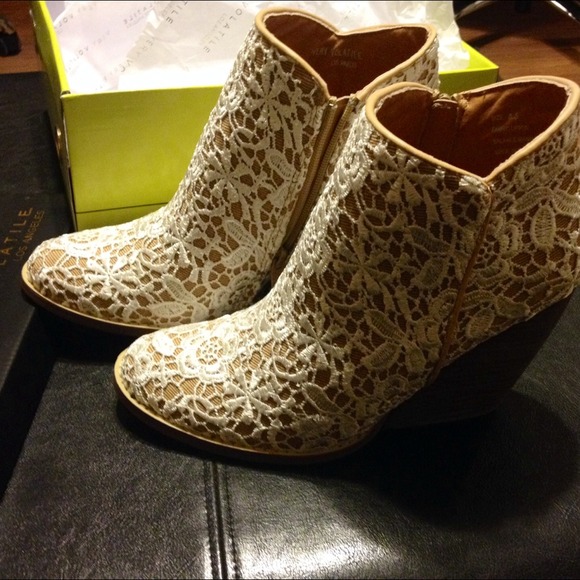 Lace Booties - Picture 3 of 4