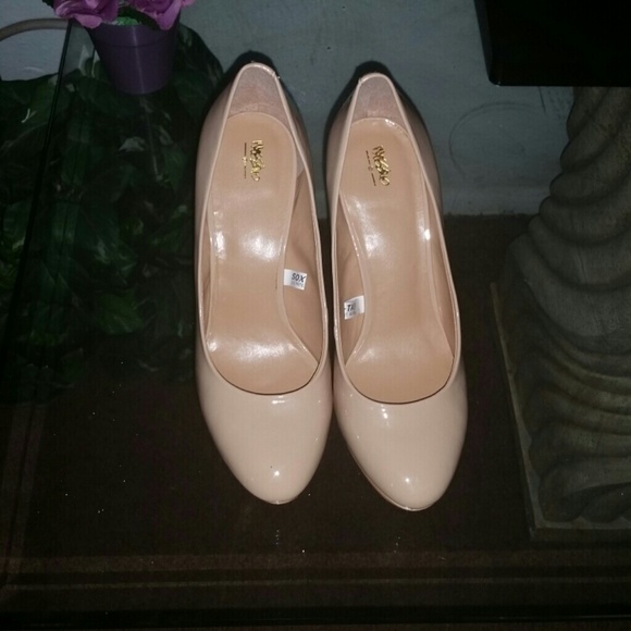 💖 amcelhaney💖  Nude Patent 4" heel size 9