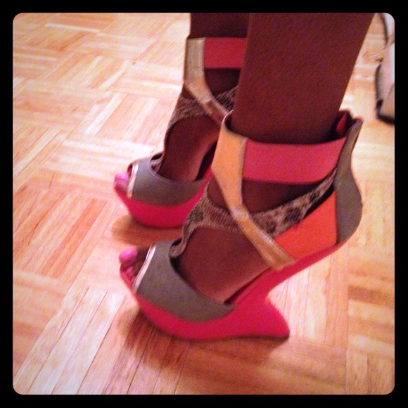 Privilege heel-less shoe