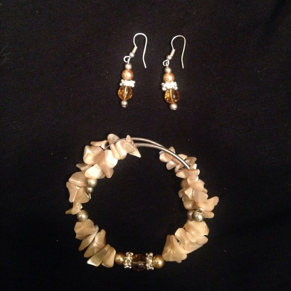 Earrings and bracelet set - Picture 1 of 2