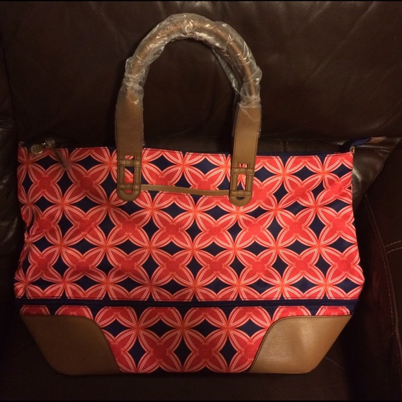 Stella & Dot GETAWAY-NAVY/RED MEDALLION WEEKENDER