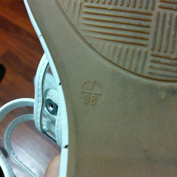 CL by Luandry White thong sandals - Picture 4 of 4